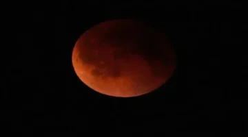 ظاهرة فلكية نادرة تجمع بين خسوف القمر الدموي وبدر شهر رمضان مساء اليوم